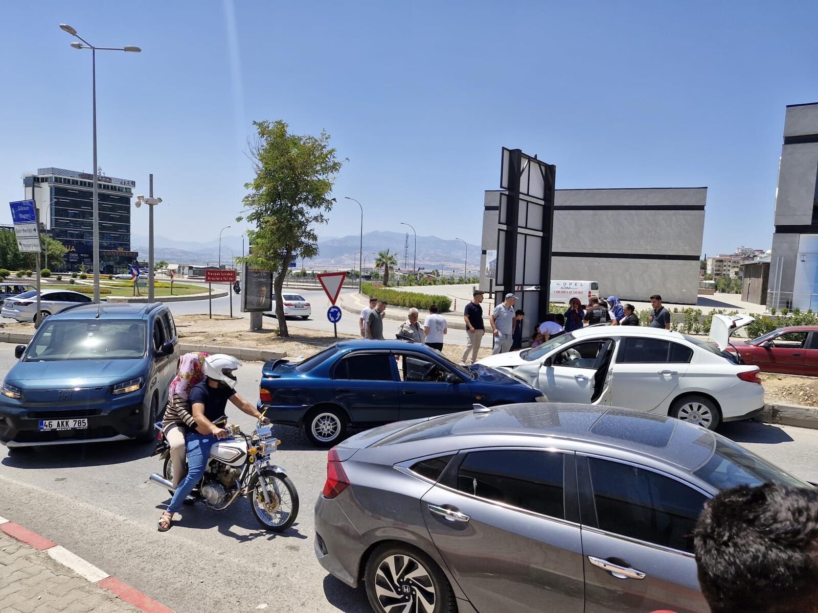 Kahramanmaraşta iki otomobil çarpıştı biri çocuk 3 yaralı