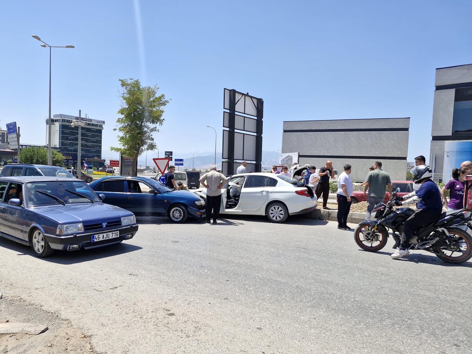 Kahramanmaraşta Iki Otomobil Çarpıştı Biri Çocuk 3 Yaralı (4)