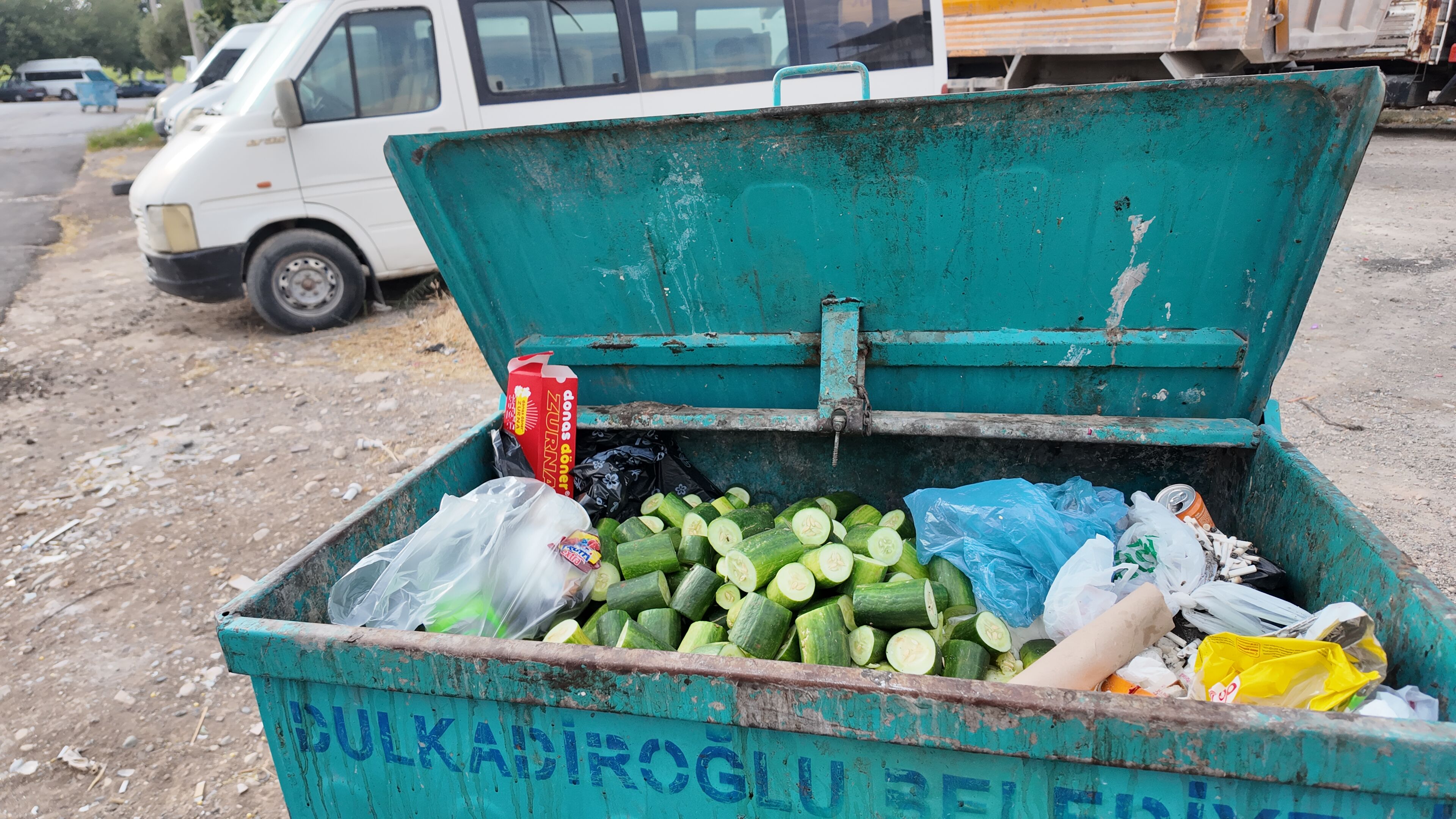 Kahramanmaraş’ta Kilolarca Salatalık Çöpe Döküldü! (1)