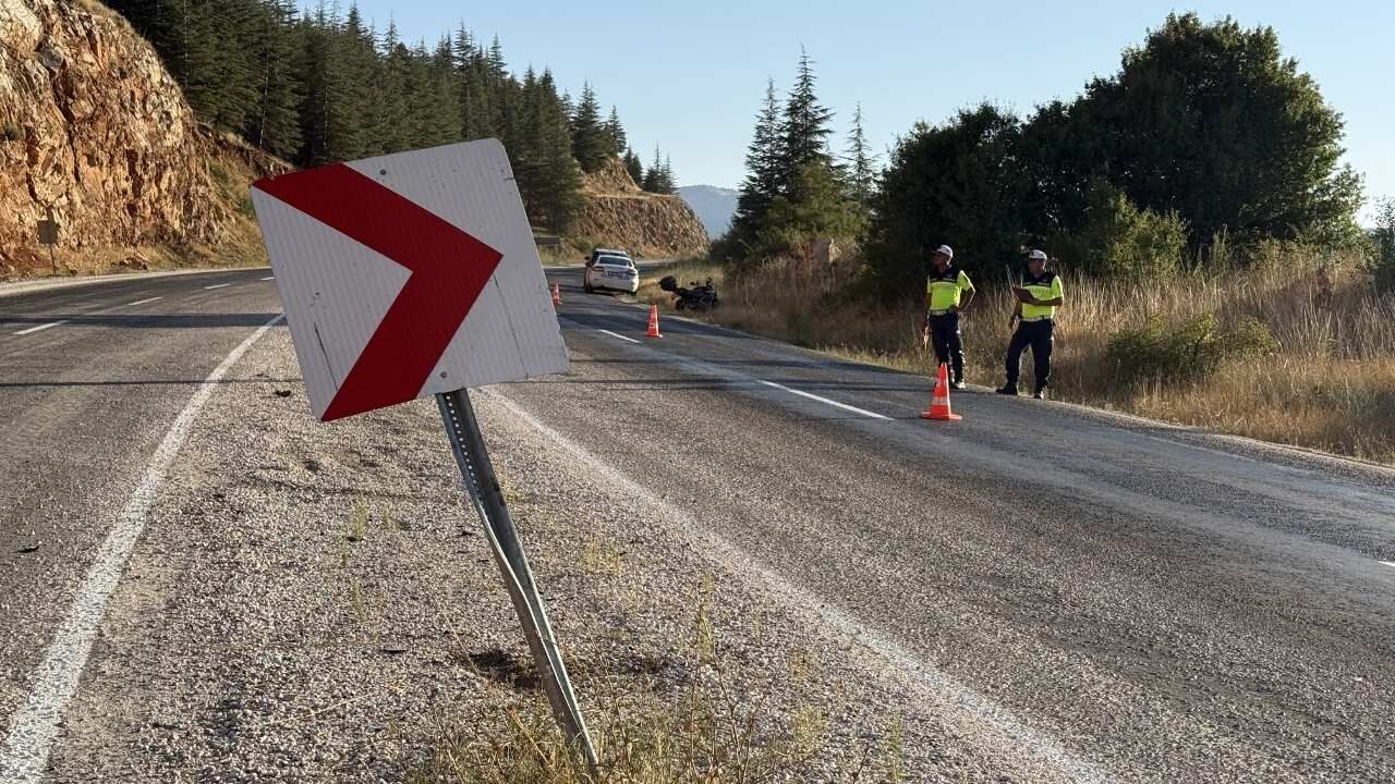 Kahramanmaraş'ta motosiklet tabela direğine saplandı! Sürücünün durumu kritik!
