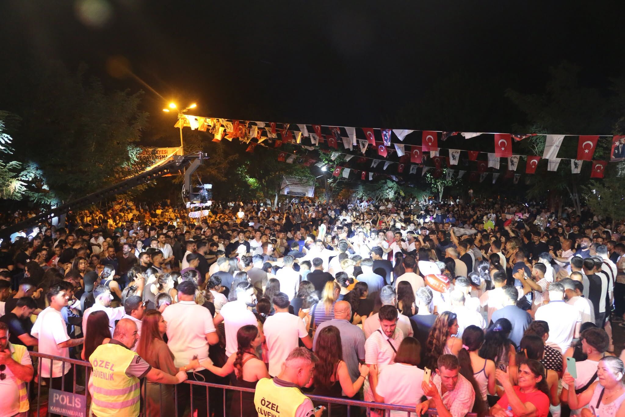 Kahramanmaraş’ta müzik dolu gece! Pazarcık’ta binlerce vatandaş bir araya geldi