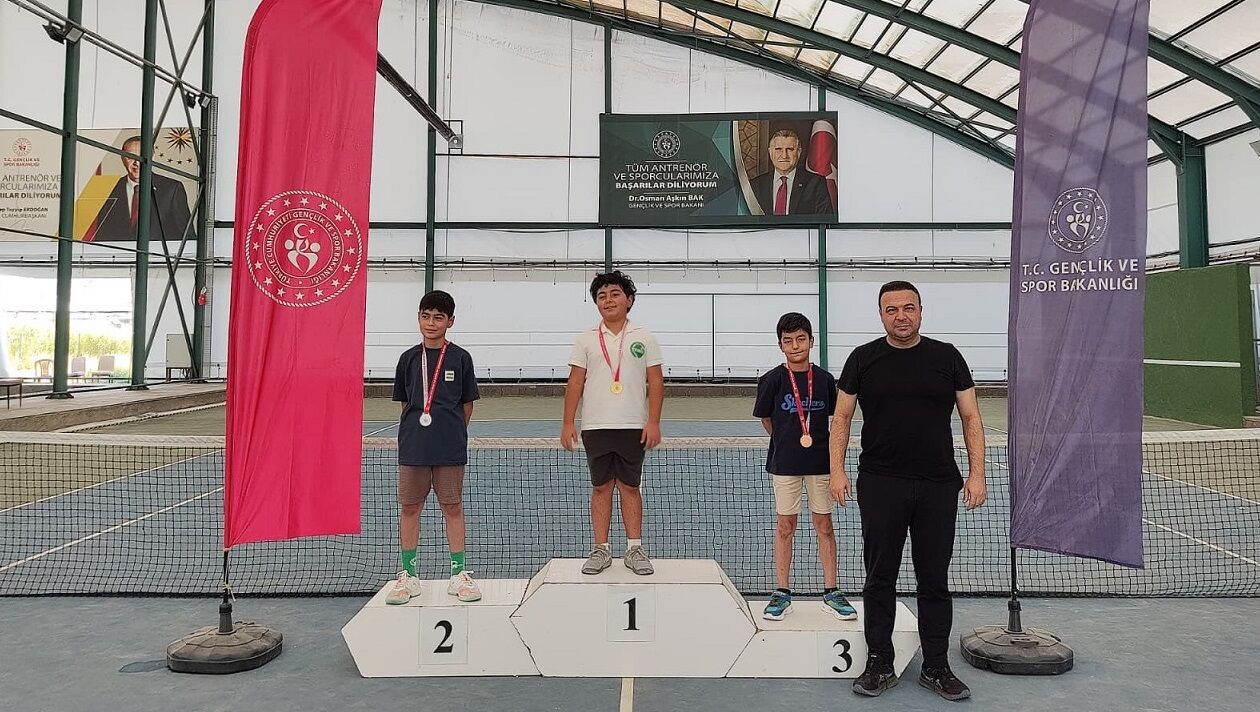 Kahramanmaraş'ta tenis şöleni! 56 sporcu madalya için yarıştı