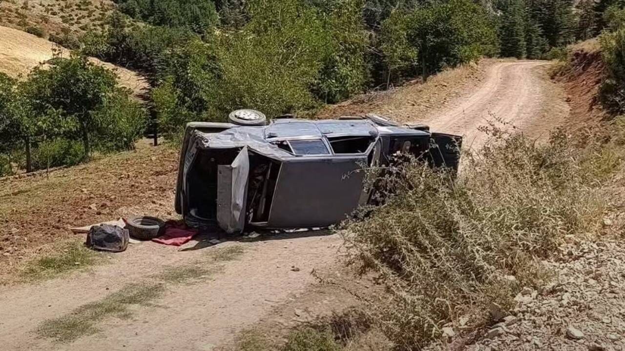 Kahramanmaraş'ta üst yoldan alt yola uçan araçta 2 kişi yaralandı