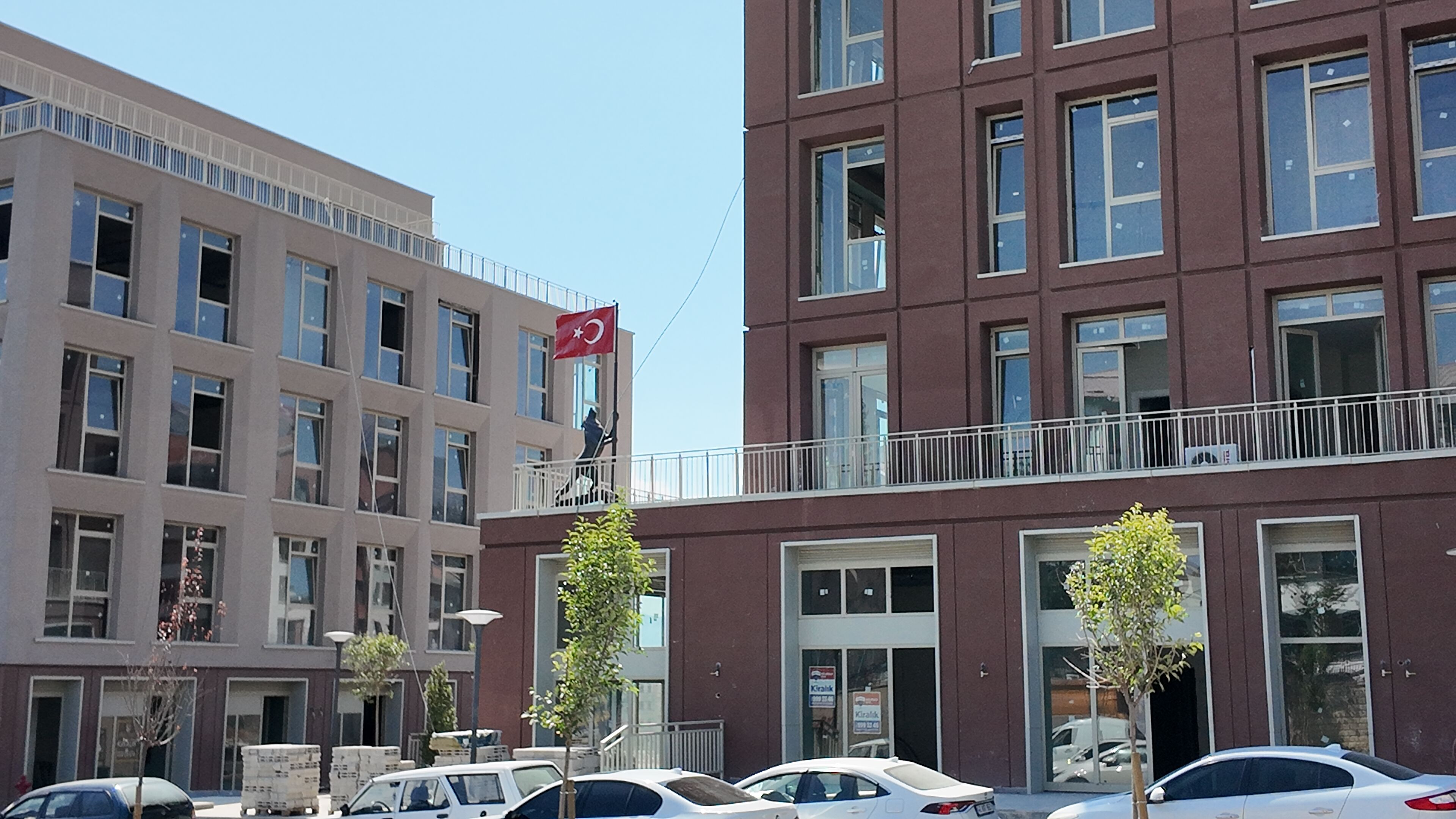 Kahramanmaraş’ta Yıllardır Kayıp Olan Bozkurt Heykeli Balkonda Görüntülendi (1)