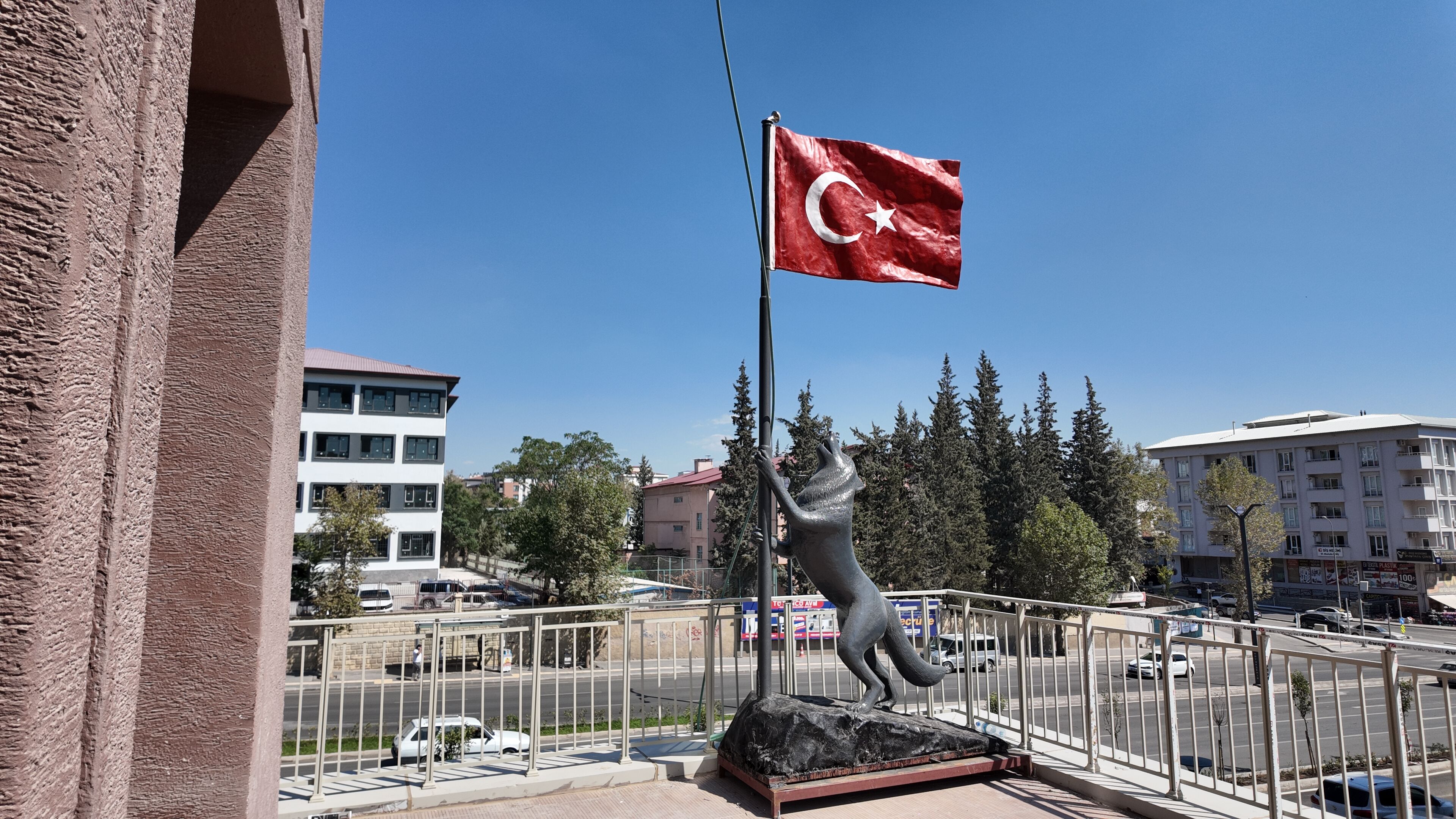 Kahramanmaraş’ta Yıllardır Kayıp Olan Bozkurt Heykeli Balkonda Görüntülendi (3)