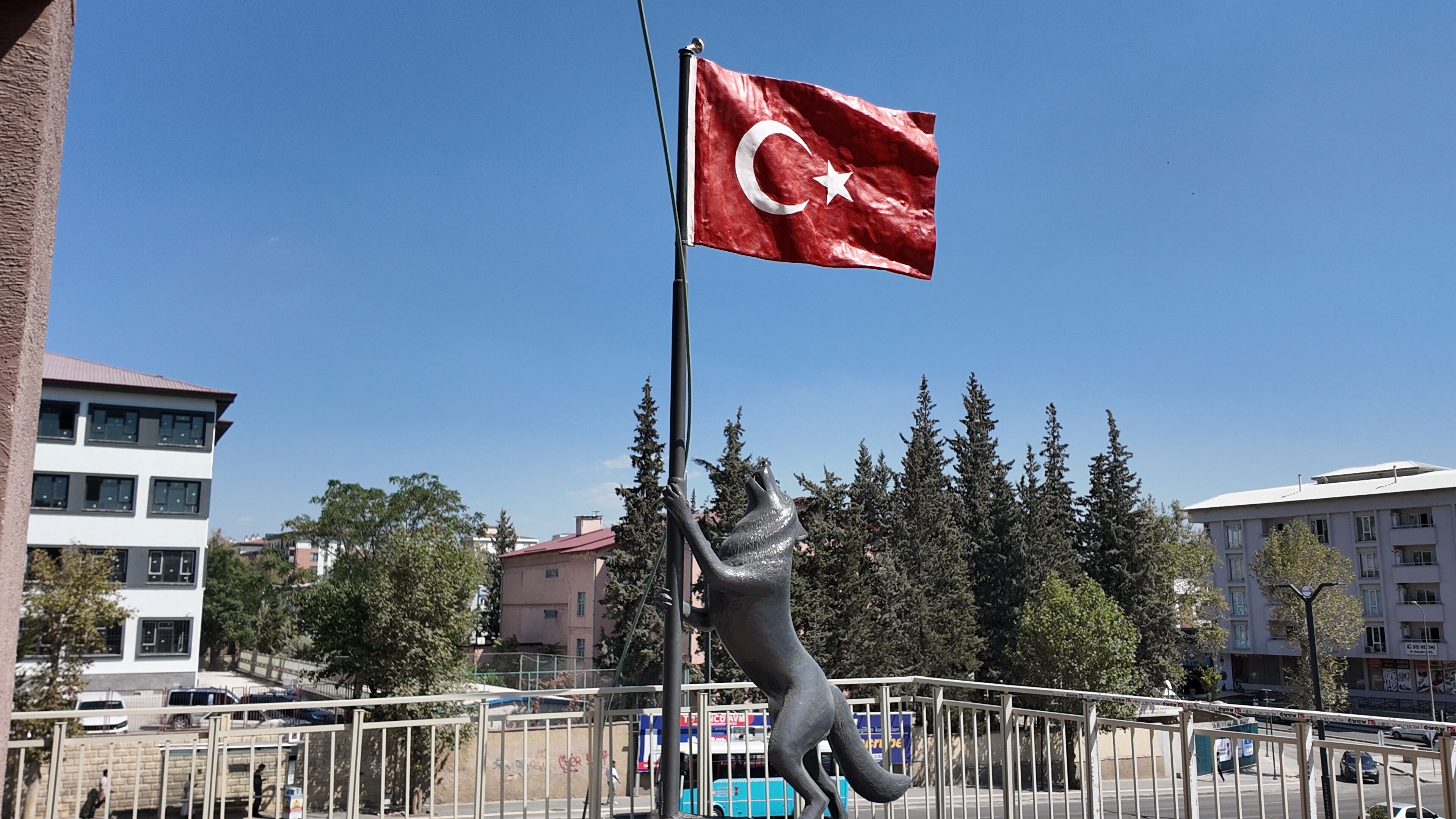 Kahramanmaraş’ta Yıllardır Kayıp Olan Bozkurt Heykeli Balkonda Görüntülendi (4)
