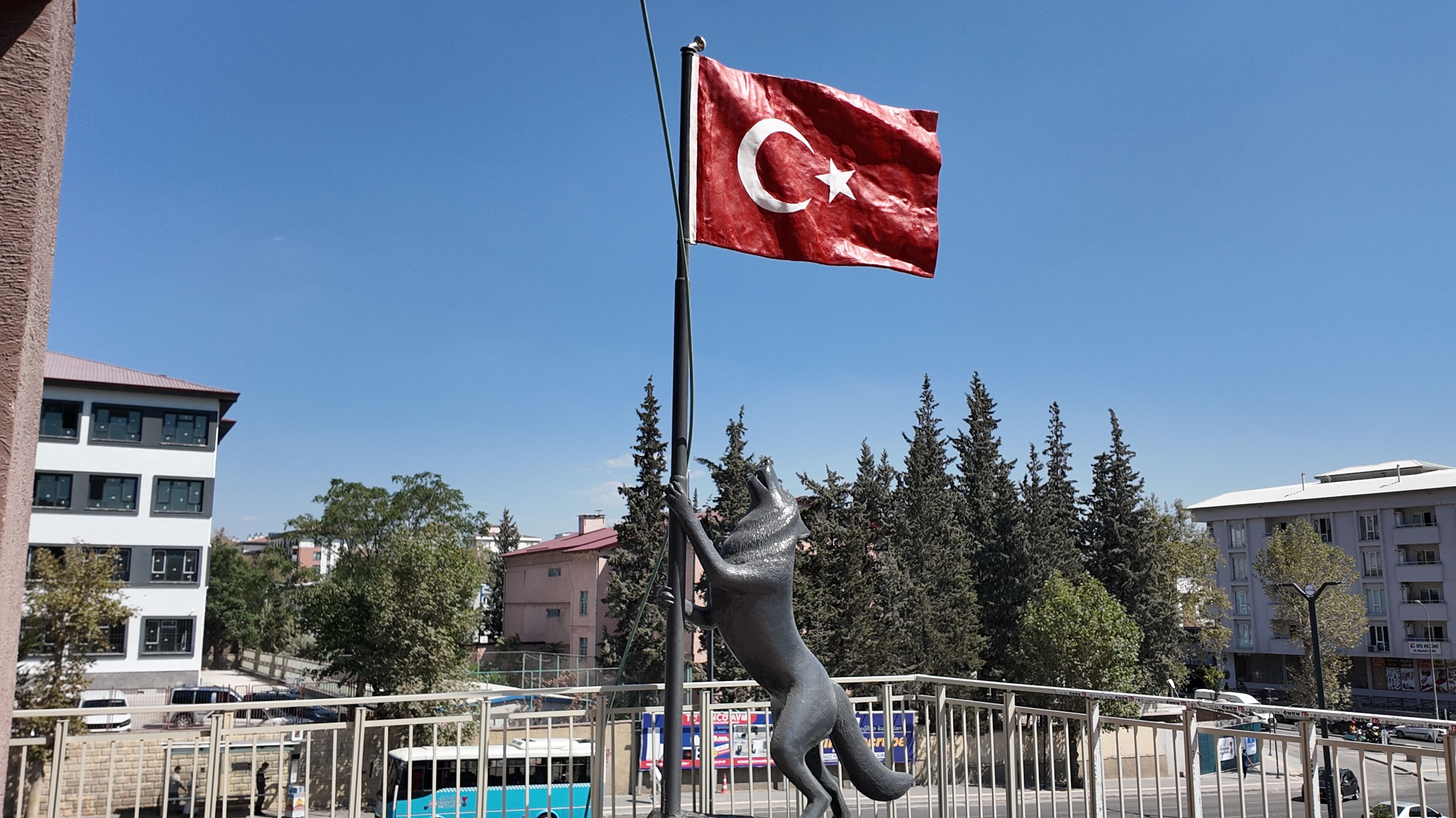 Kahramanmaraş’ta Yıllardır Kayıp Olan Bozkurt Heykeli Balkonda Görüntülendi (5)