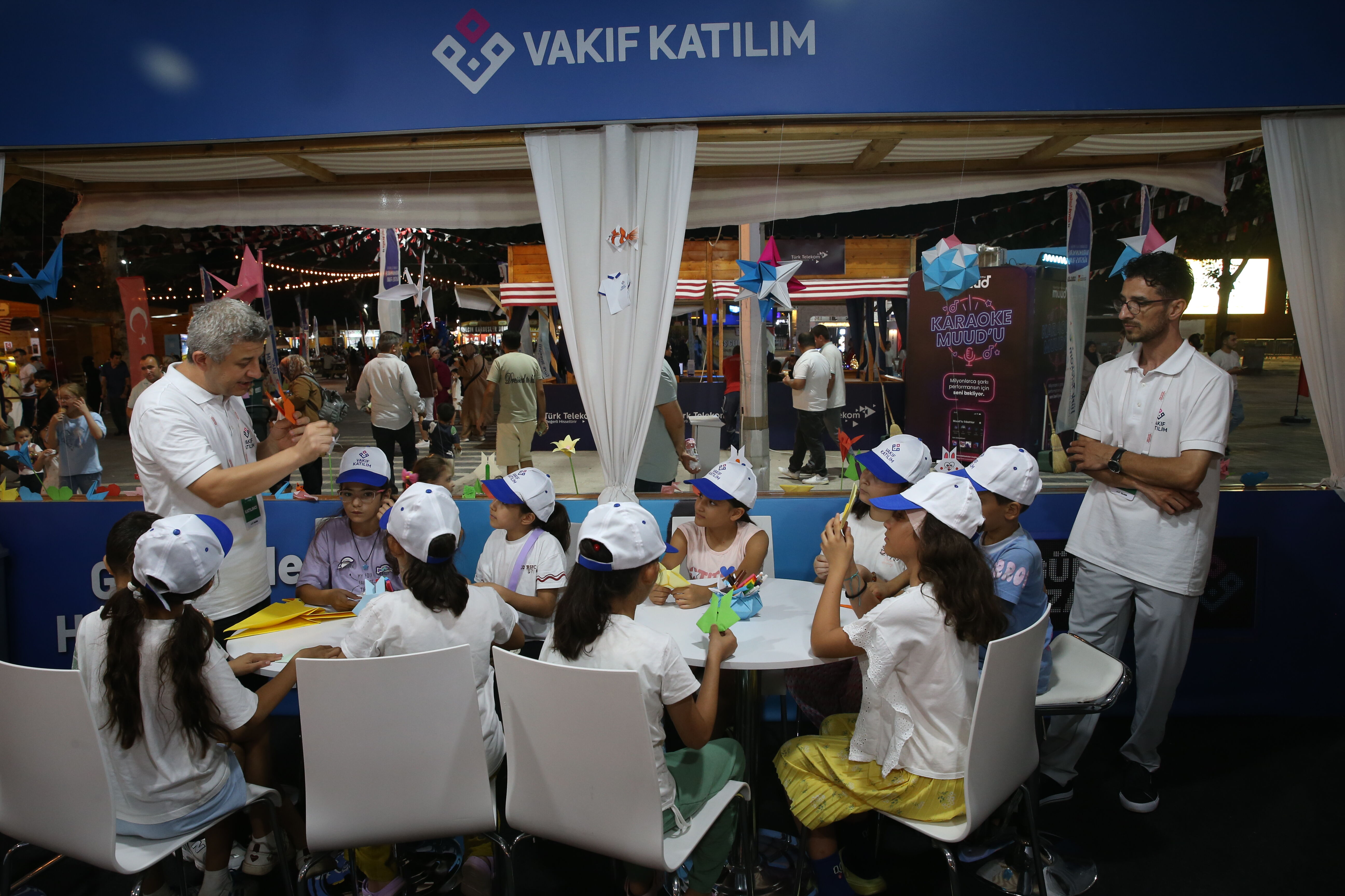 Kahramanmaraş'taki Ağustos Fuarı'nda Çocuklar Origami Yapmayı Öğreniyor (2)