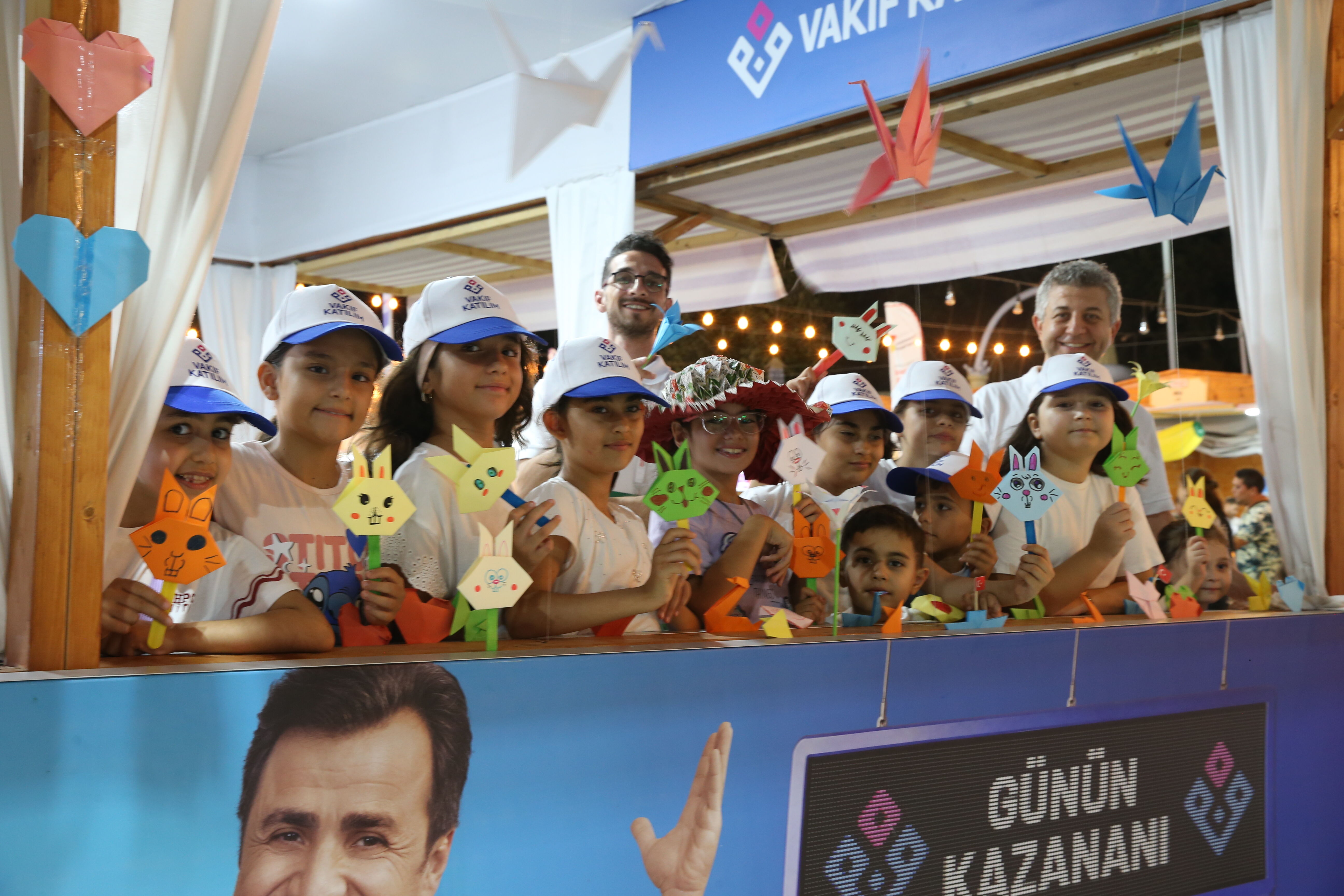 Kahramanmaraş'taki Ağustos Fuarı'nda Çocuklar Origami Yapmayı Öğreniyor