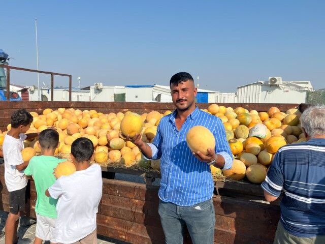 Kavunun Tanesini Tüccara 5 Tl’ye Satmak Yerine 50 Ton Kavunu Depremzedelere Bedava Dağıtıyor