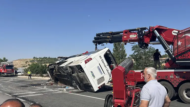 Kayseri’de Yolcu Otobüsü Devrildi; 1 Ölü, 23 Yaralı