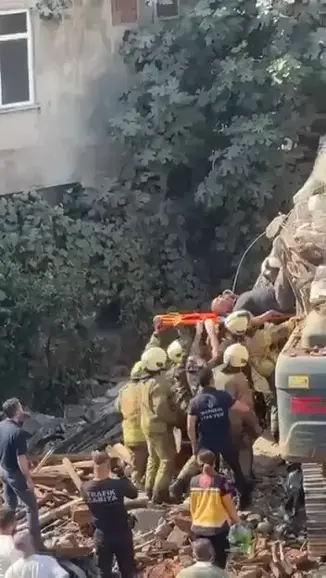 Küçükçekmece'de Kontrollü Yıkımı Yapılan Bina Iş Makinesinin Üzerine Çöktü-1