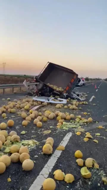 Minibüs, Kavun Yüklü Traktöre Arkadan Çarptı; 2 Ölü, 6 Yaralı