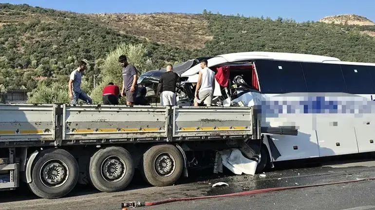 Muğla'da Tur Otobüsü, Tir'a Çarptı; 2 Ölü, 8 Yaralı