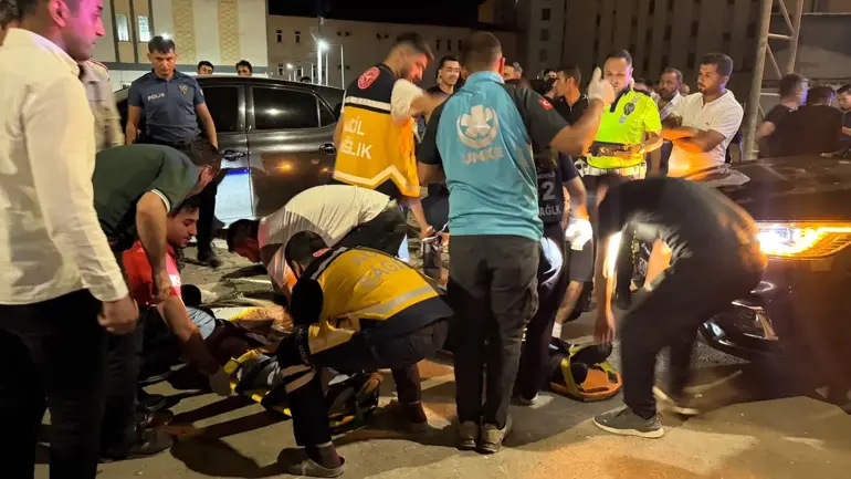 Otomobil, Park Halindeki 2 Araca Çarpıp Devrildi; 4 Yaralı 1