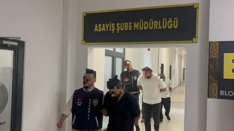 Sahilde 17 Yerinden Bıçaklanarak Öldürüldü; 3 Şüpheli Tutuklandı