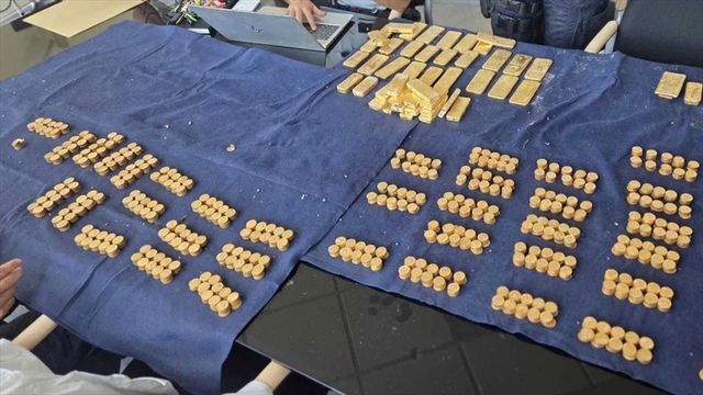 Tadilat Yaparken Servet Buldular! Duvarın Ardından Külçe Külçe Altın Çıktı (1)