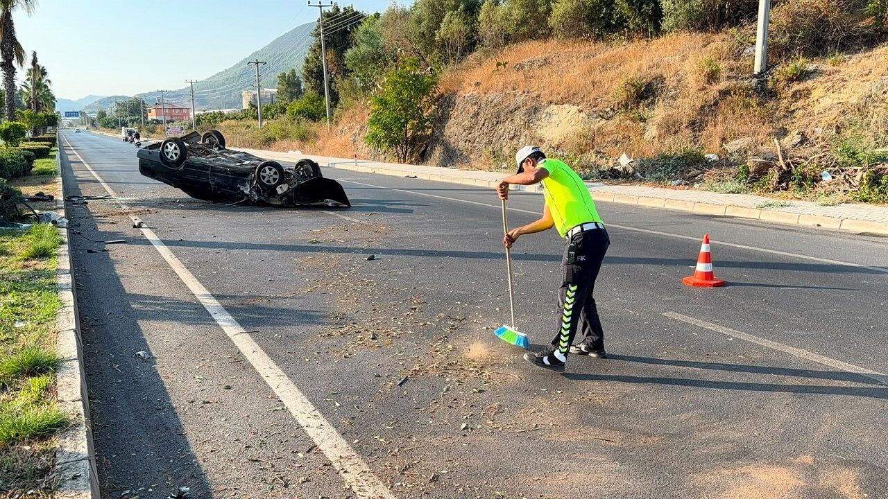 Takla Atan Otomobil Palmiye Ağacına Çarptı 1 Yaralı (2)