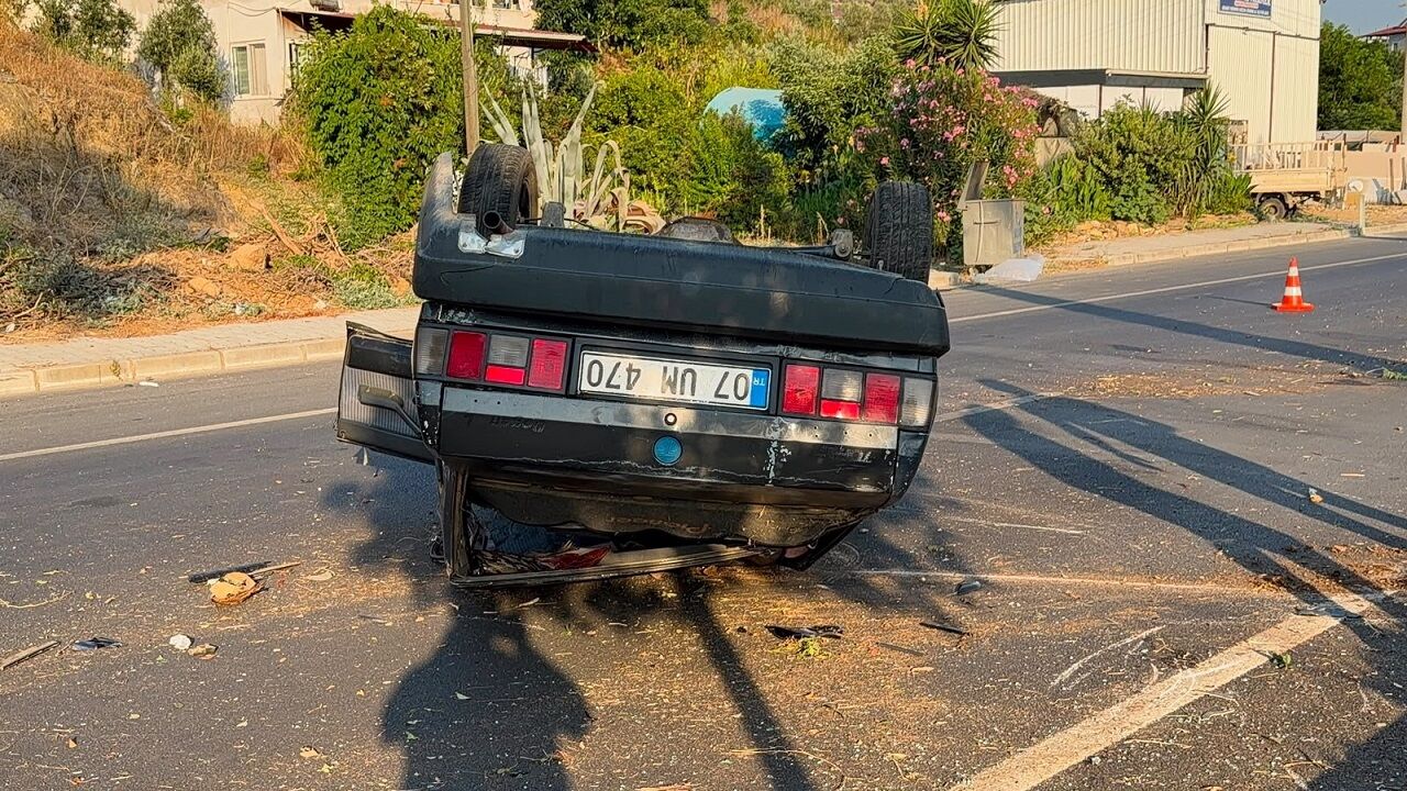 Takla Atan Otomobil Palmiye Ağacına Çarptı 1 Yaralı (3)