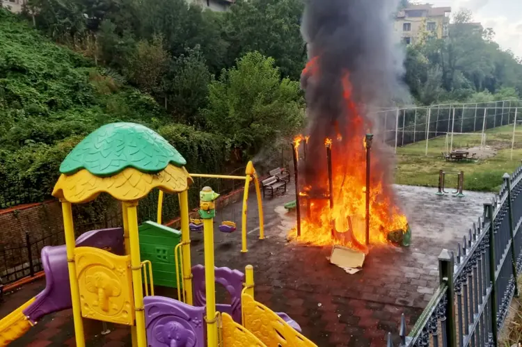 “Üşüdük” Diyen Çocuklar Kaydırağı Ateşe Verdi (1)-1