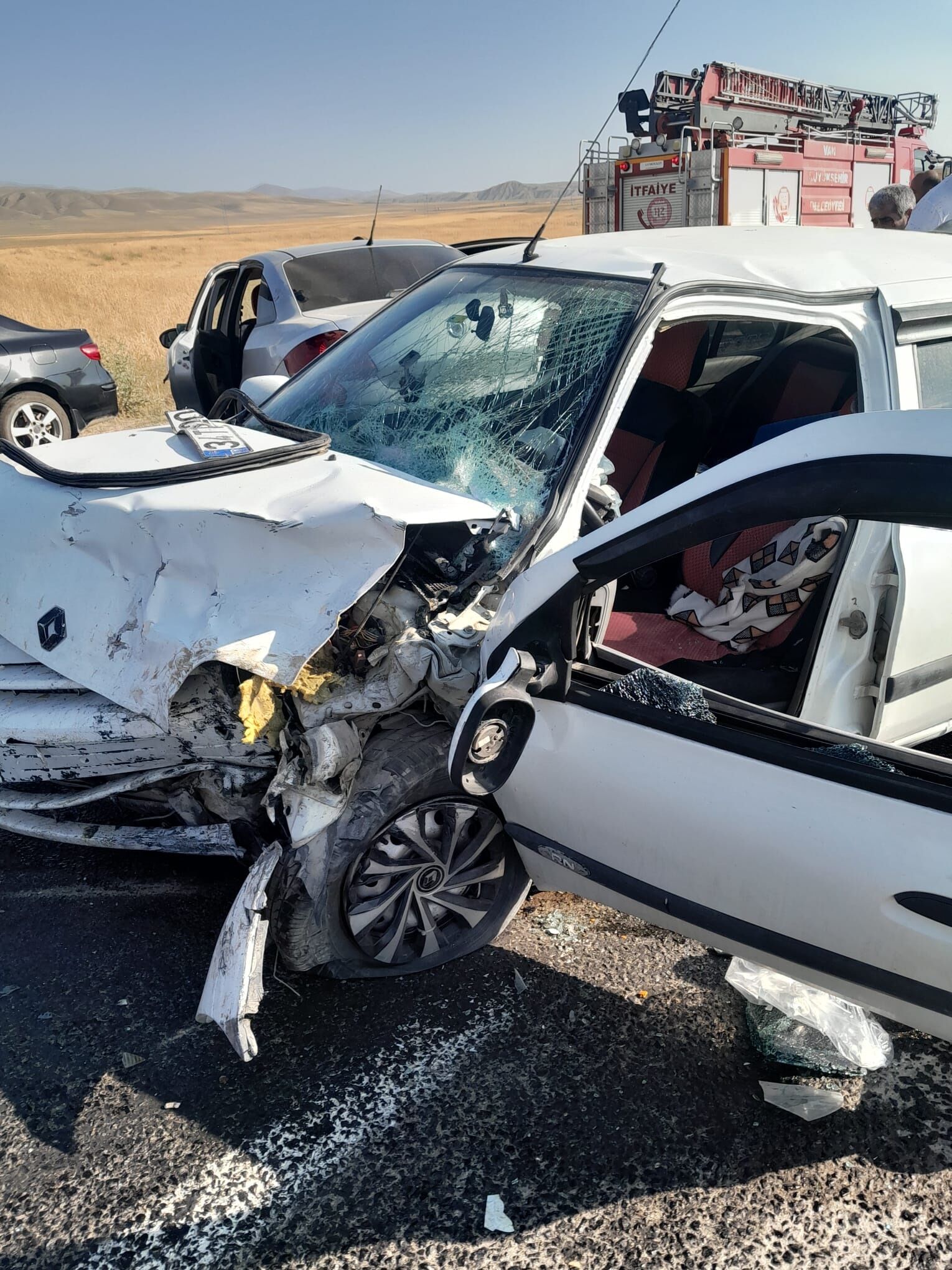 Van'da iki otomobil kafa kafaya çarpıştı: 7 yaralı