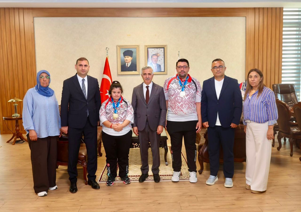 Vali Ünlüer dünya şampiyonu Zeynep Sude'yi ağırladı