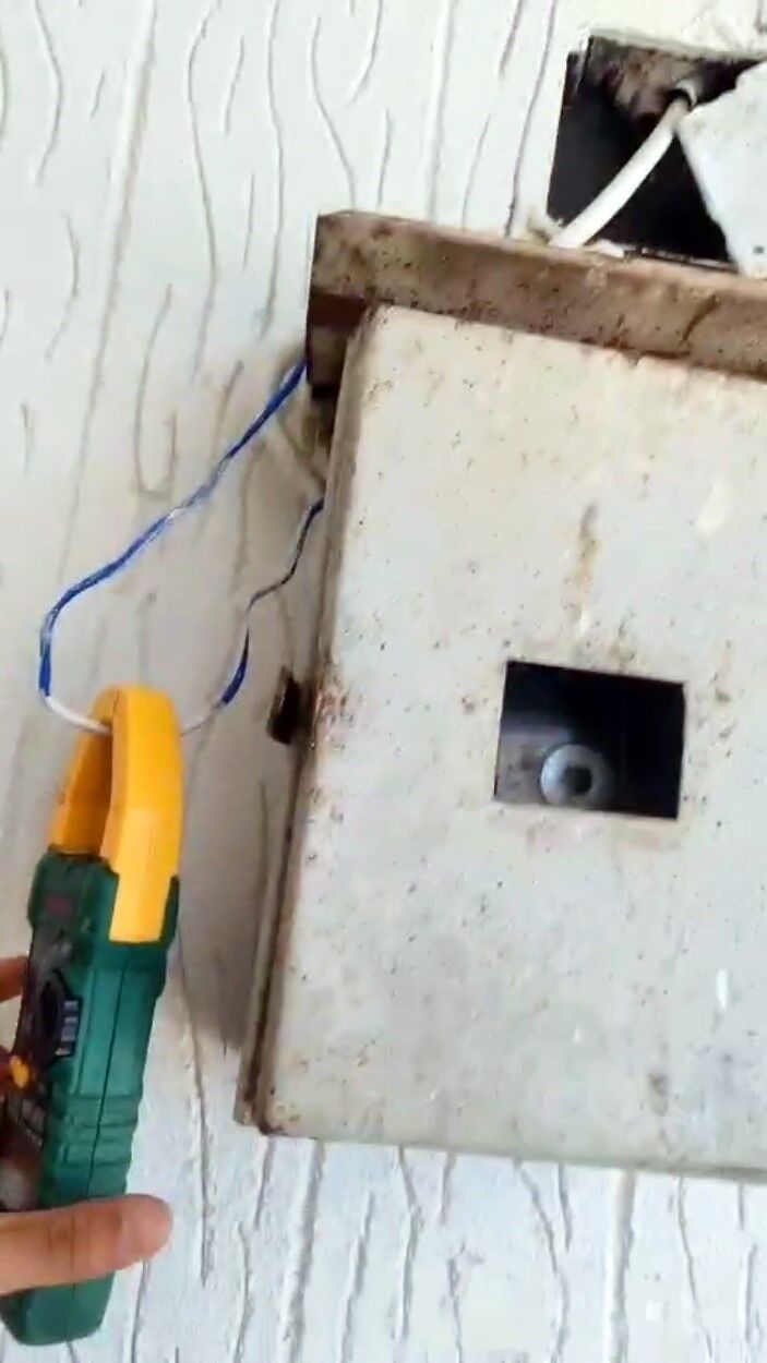 Vatandaşın Elektrik Denetim Ekibine Aldırmadan Sayaca Müdahale Anları Kamerada