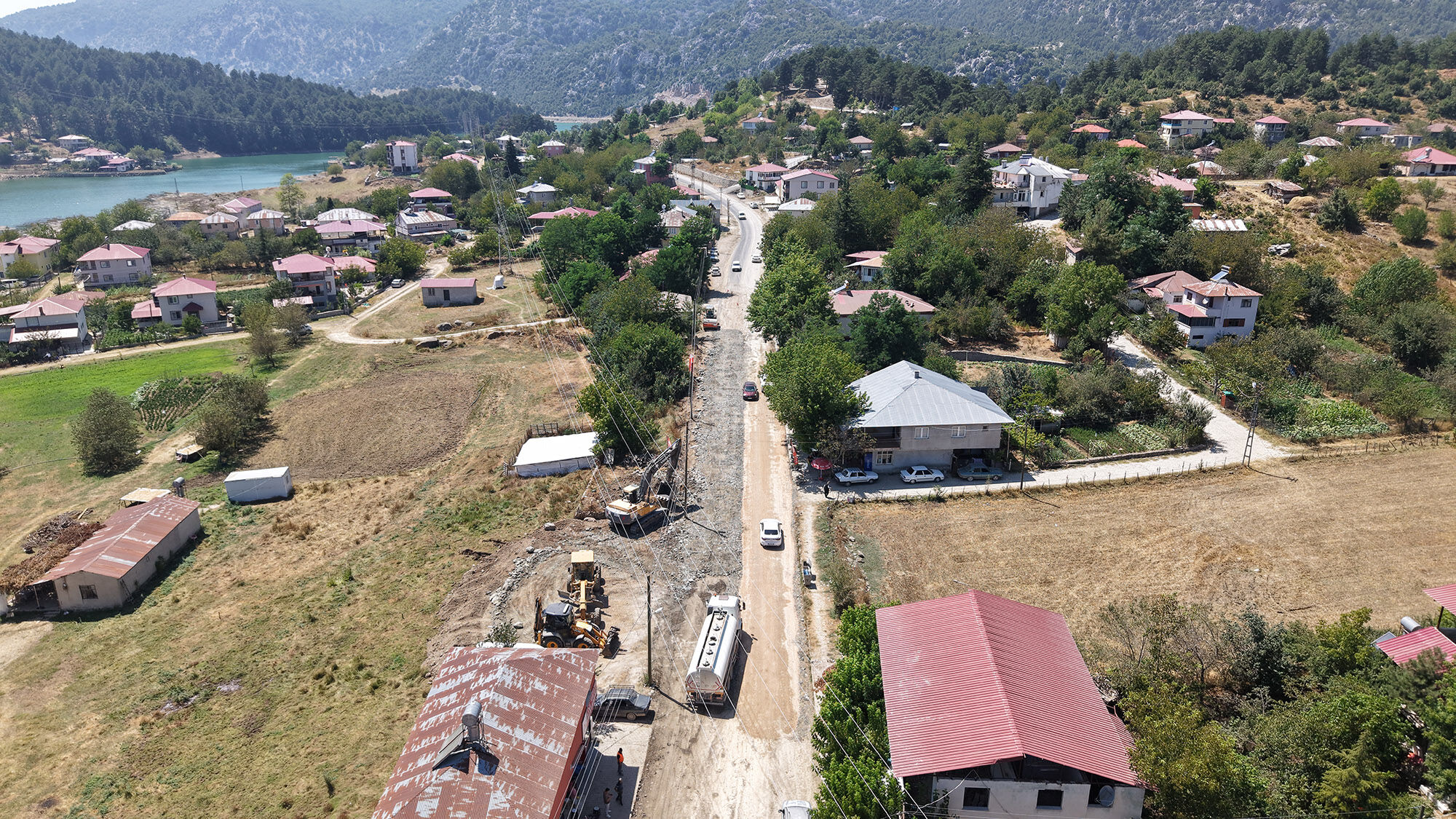 Büyükşehir, Andırın’da Bir Grup Yolunun Daha Konforunu Artırıyor