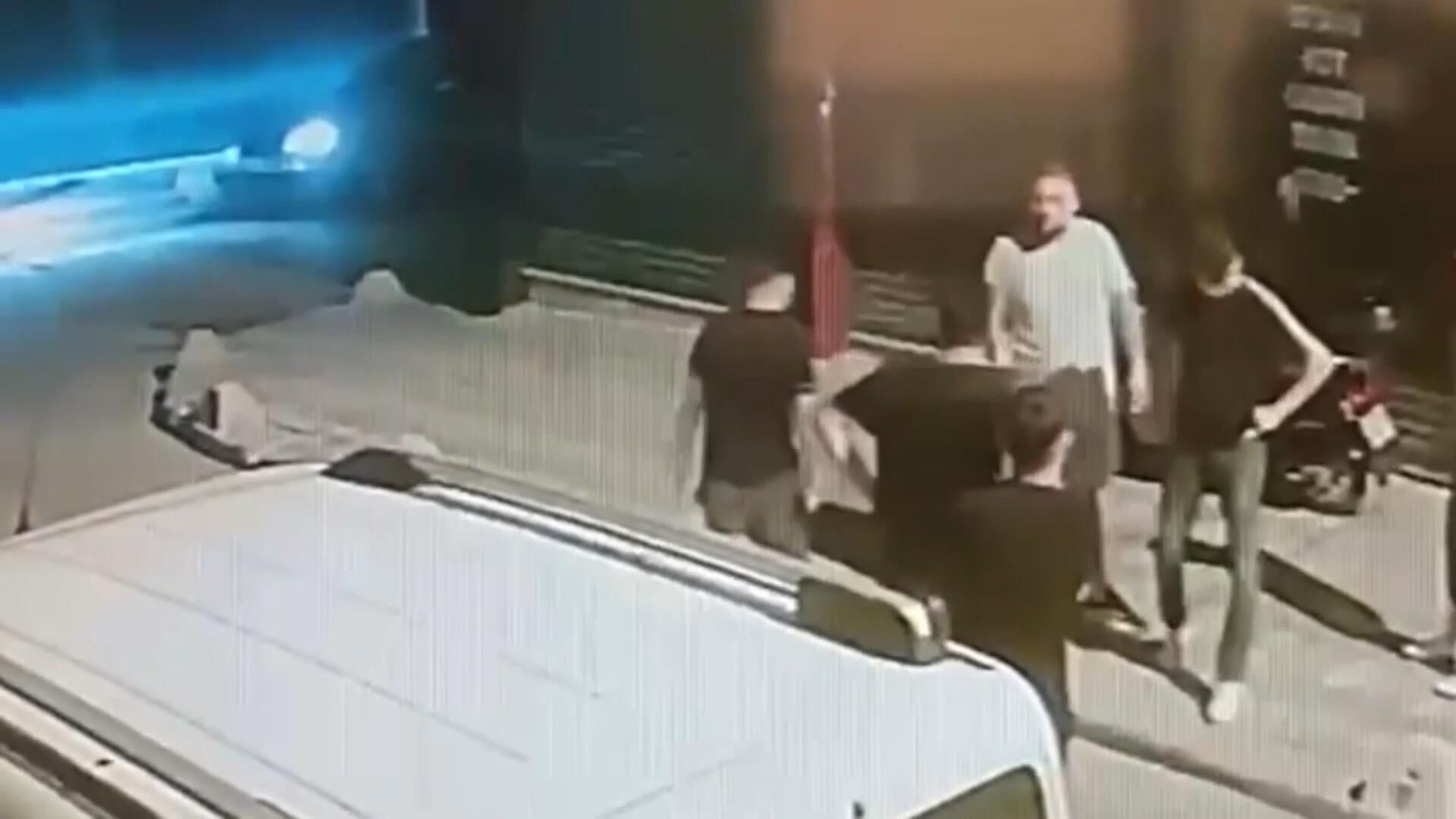 Zeytinburnu’nda Kalabalık Grup Önünü Kesti! Arkadan Bıçaklayıp Kaçtı (1)
