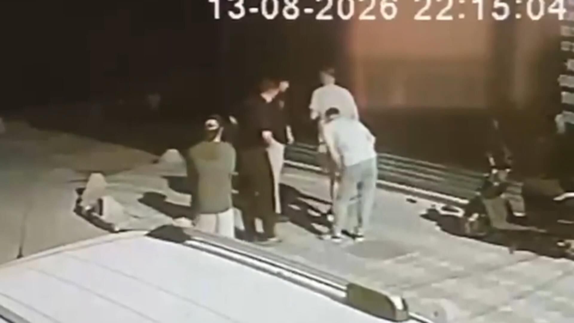 Zeytinburnu’nda Kalabalık Grup Önünü Kesti! Arkadan Bıçaklayıp Kaçtı (2)