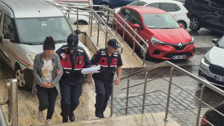 17 Yaşındaki Kızlarını Yatağa Zincirledikleri Iddia Edilen Çift Gözaltına Alındı 1