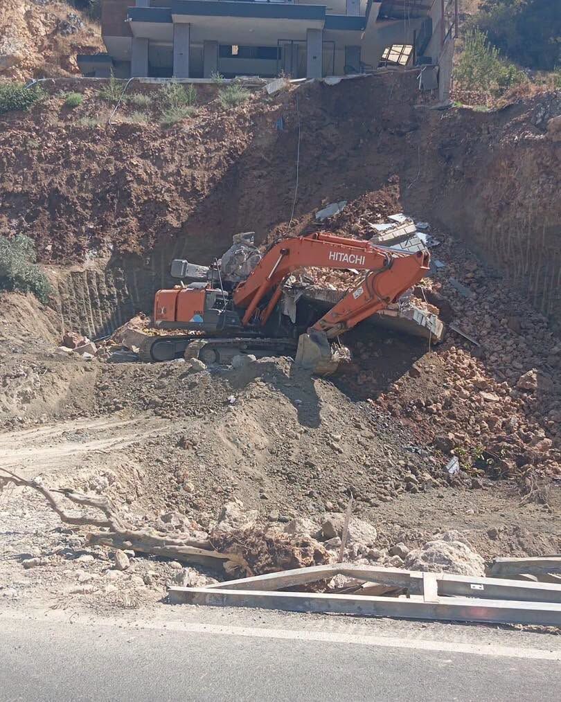 Kahramanmaraş'ta istinat duvarı iş makinesinin üzerine devrildi-1