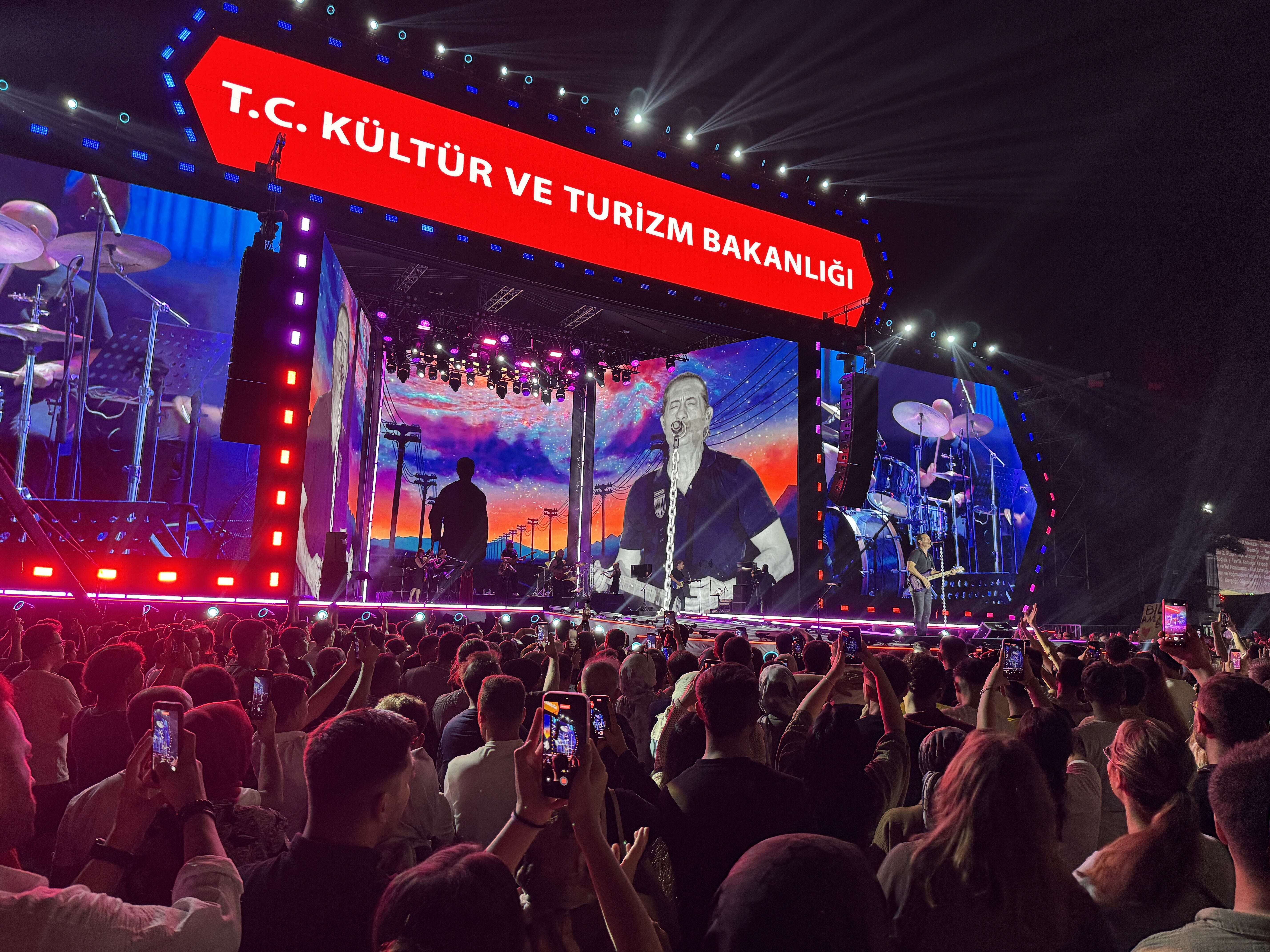 Kahramanmaraş'ta Kültür Yolu Festivali'nde Kıraç sahne aldı