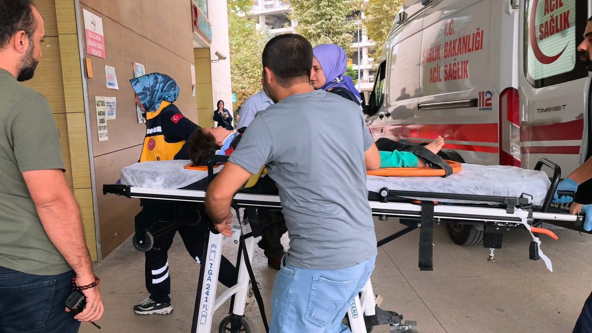 2'nci kattan düşen Hafsanur yaralandı