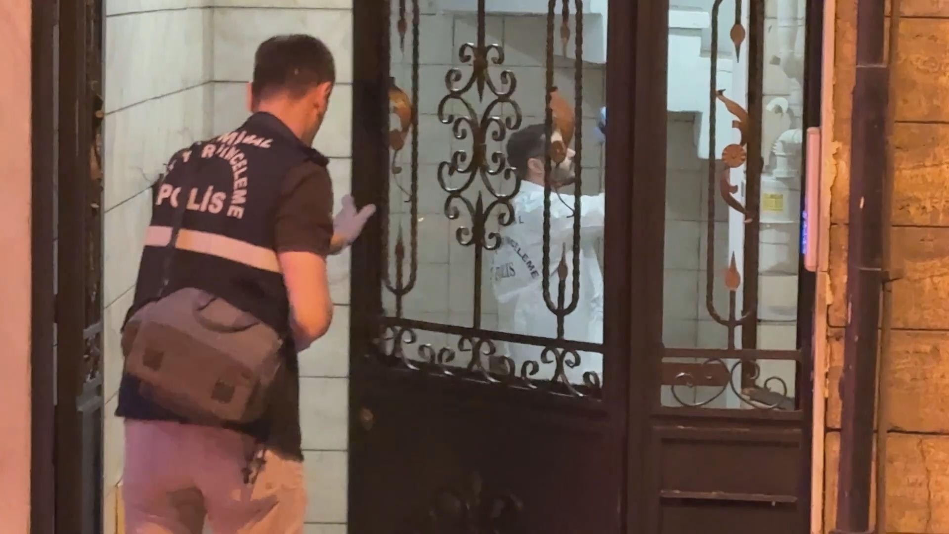 Şişli'de odadaki silah sesini duyan anne, oğlunu başından vurulmuş halde buldu