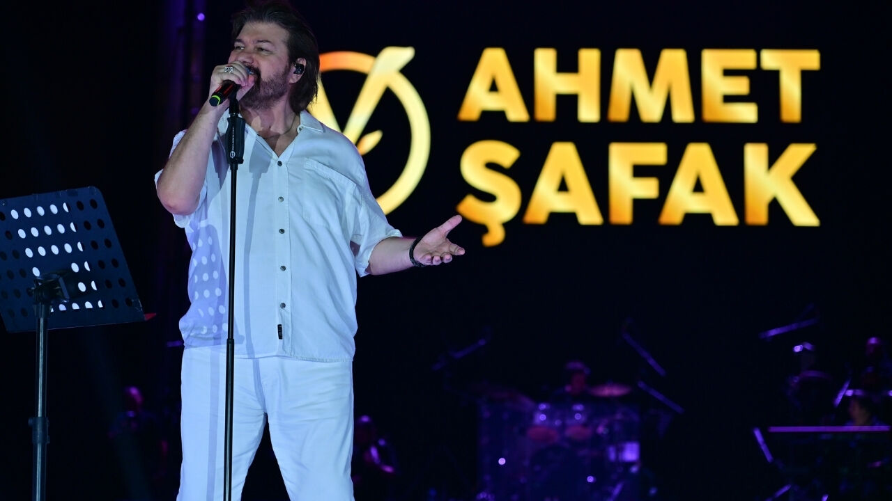 Ahmet Şafak Kahramanmaraş’ta Sahne Aldı! Şarkıları Hep Bir Ağızdan Söylendi (6)