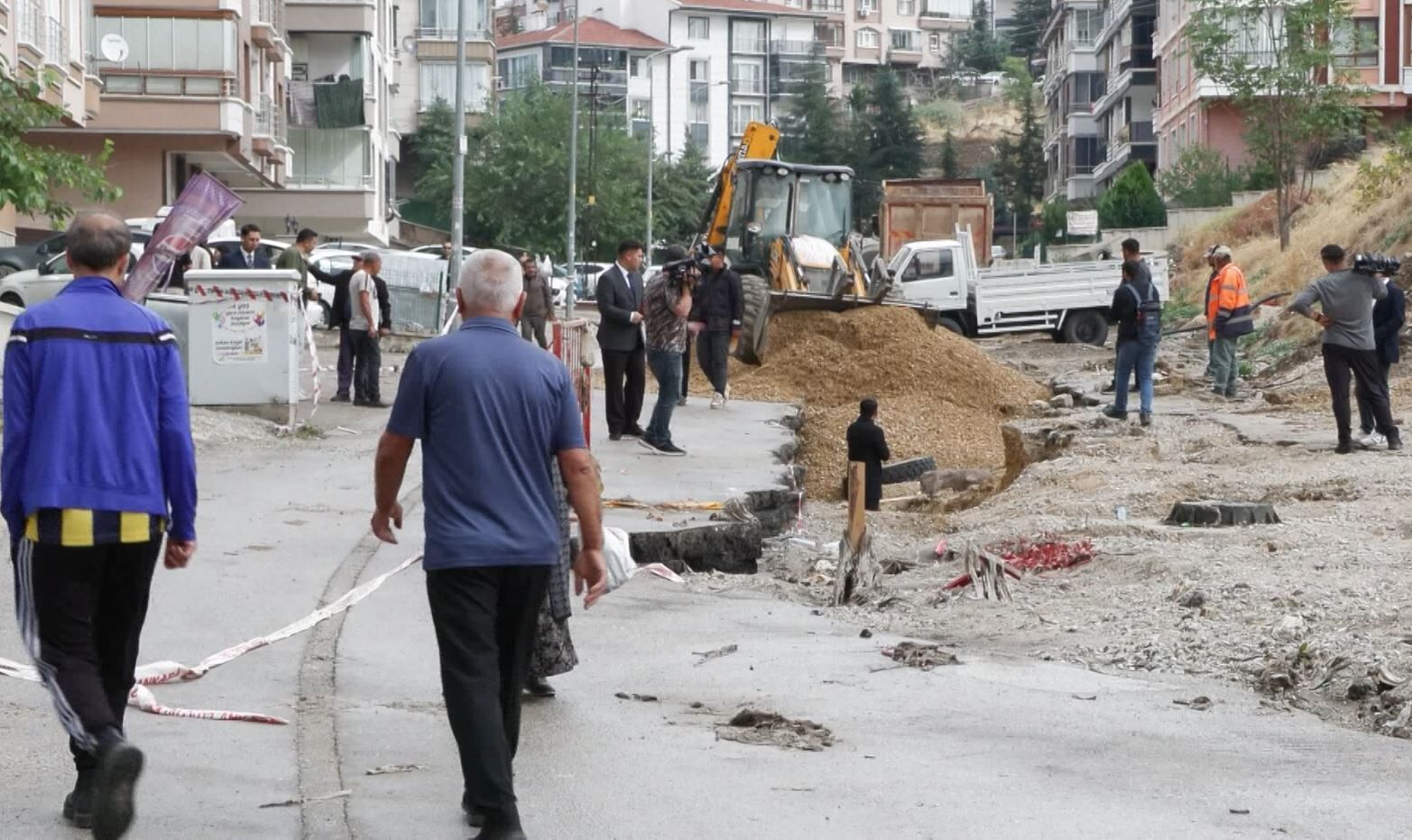 Ankara'da Sel Yolu Çökertti! 20 Otomobil Çukura Düştü (2)