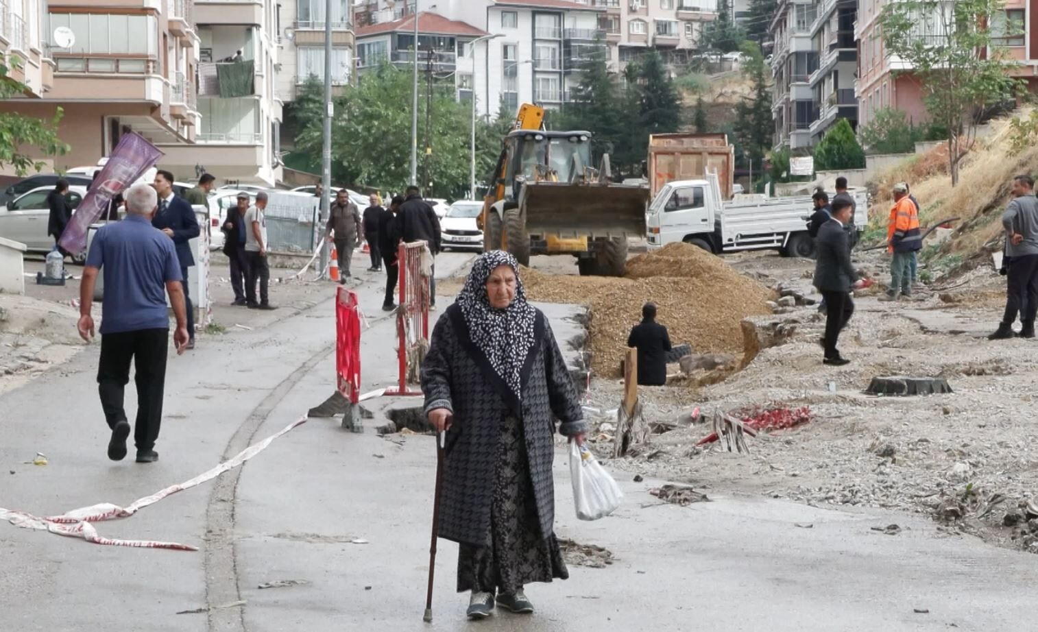 Ankara'da Sel Yolu Çökertti! 20 Otomobil Çukura Düştü (5)