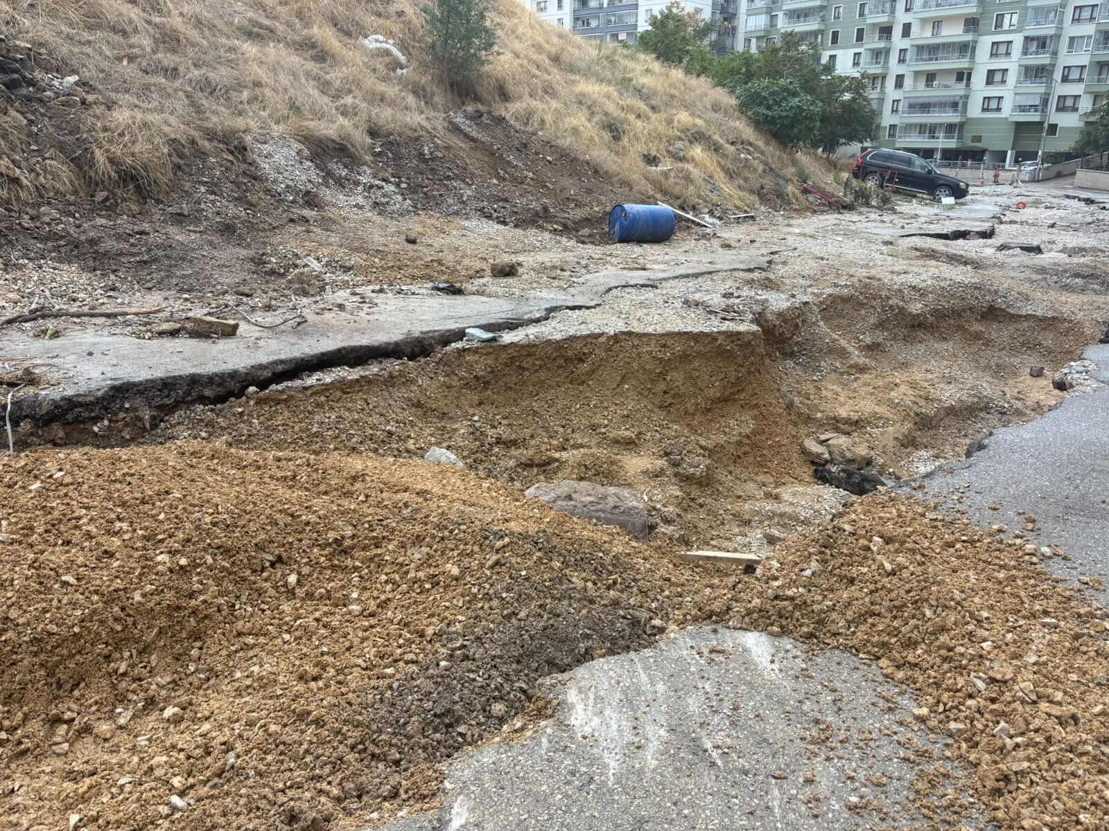 Ankara'da Sel Yolu Çökertti! 20 Otomobil Çukura Düştü (6)