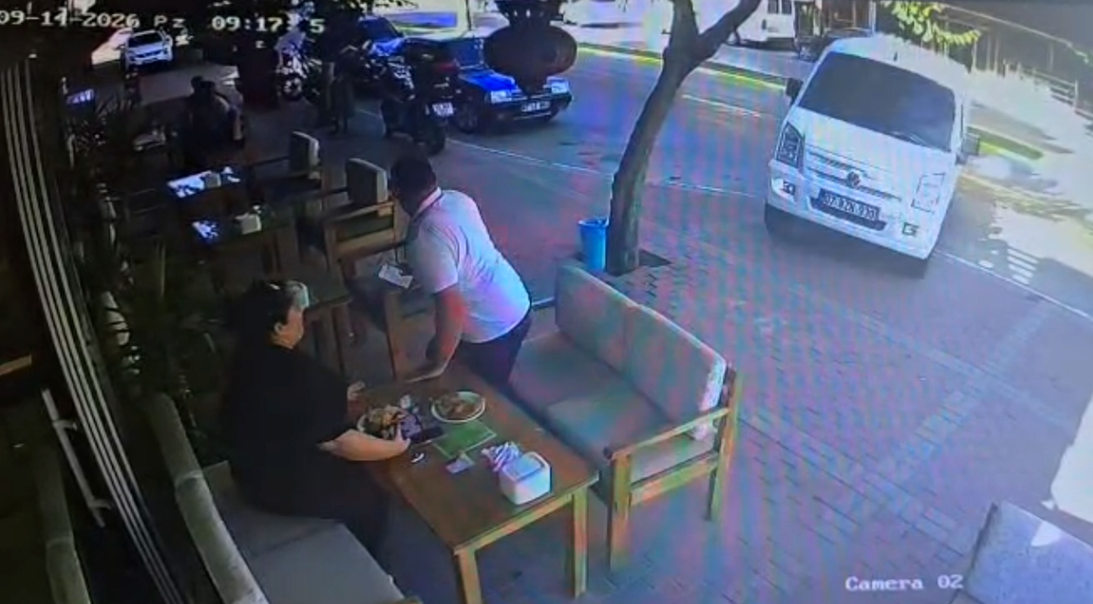 Antalya Manavgat’ta Kontrolden Çıkan Araç Kafenin Önüne Daldı (1)
