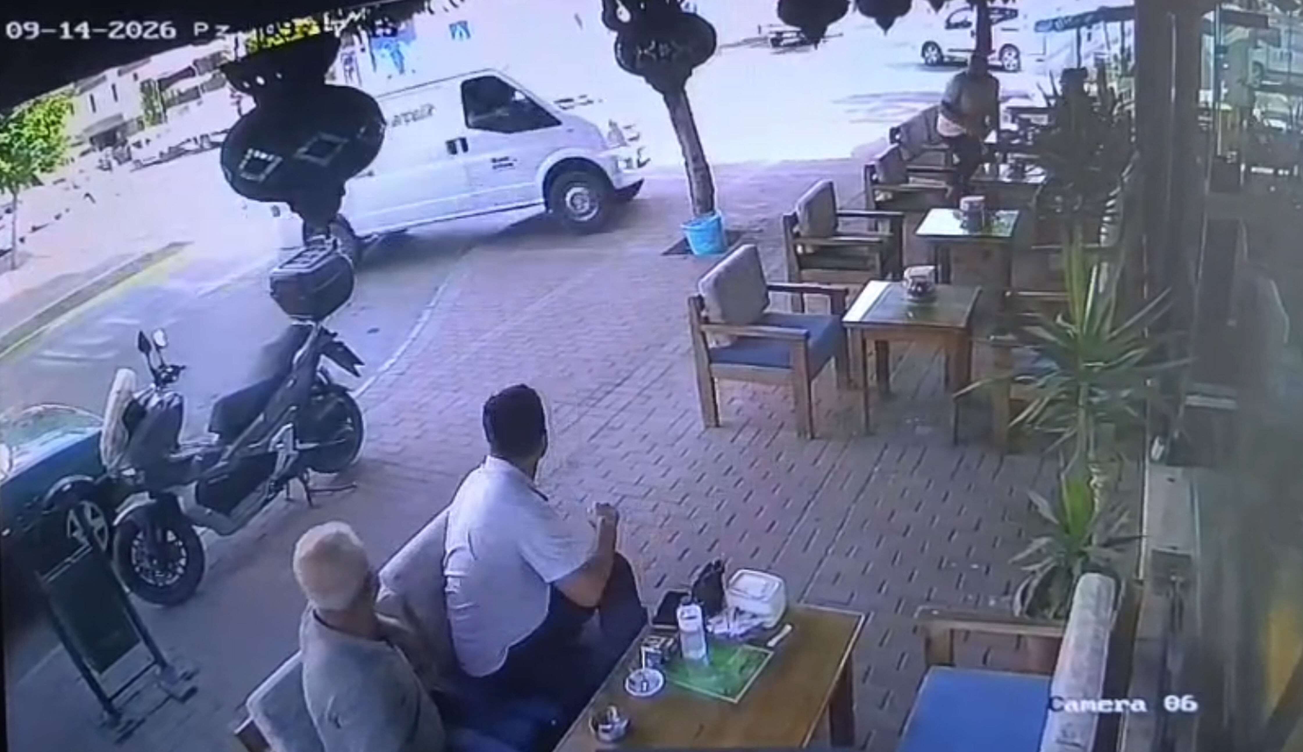 Antalya Manavgat’ta Kontrolden Çıkan Araç Kafenin Önüne Daldı (3)