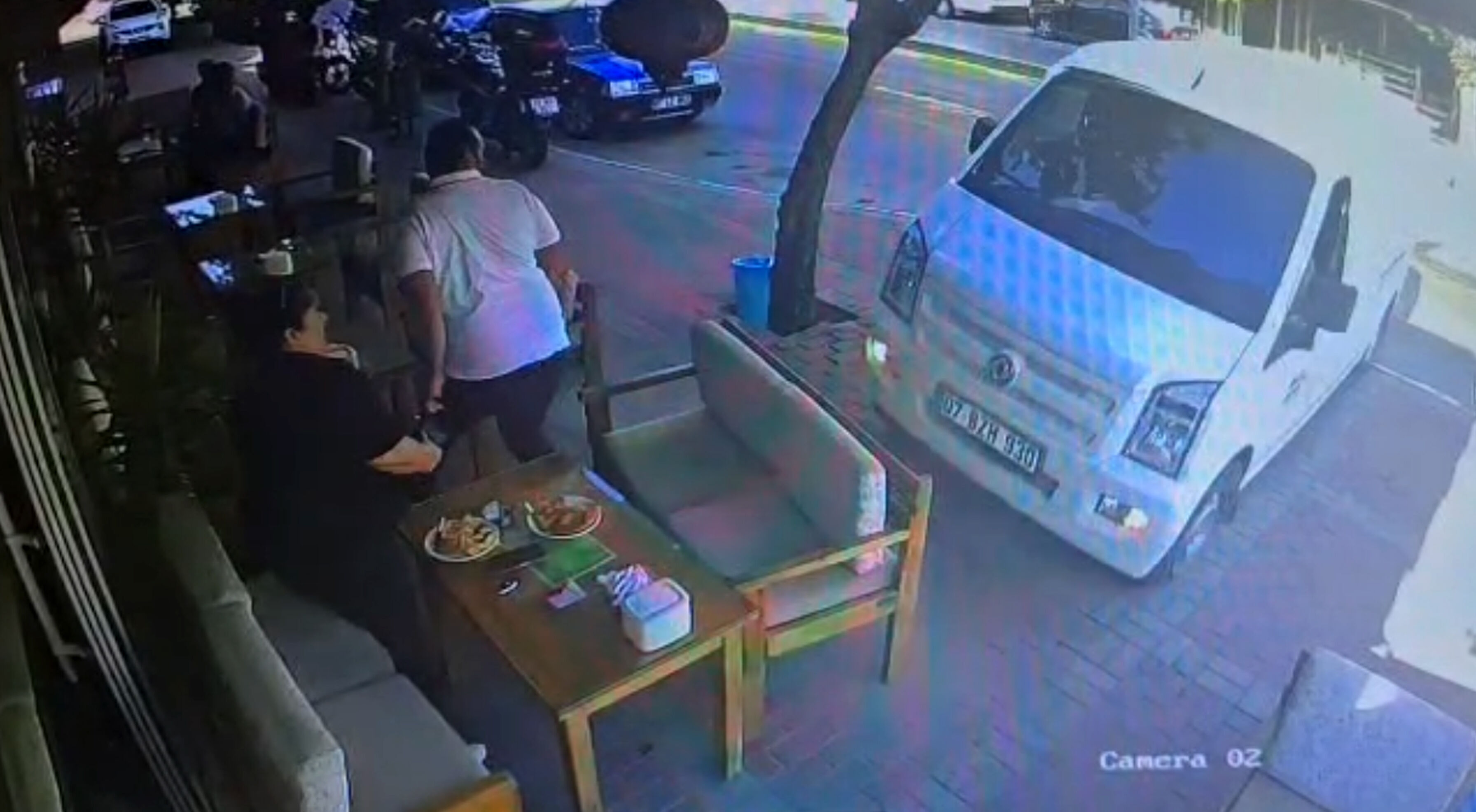 Antalya Manavgat’ta Kontrolden Çıkan Araç Kafenin Önüne Daldı (5)