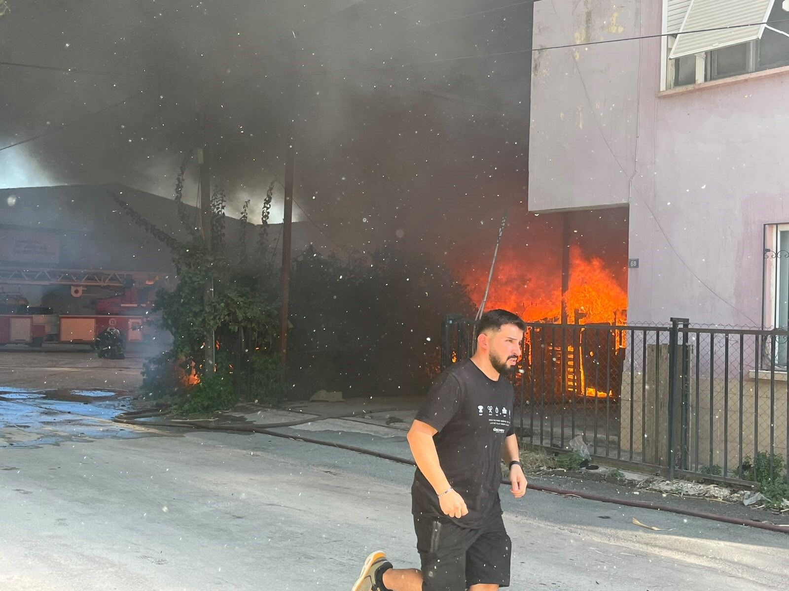 Antalya Muratpaşa’da Ev Ve Depo Yangını! Ekiplerin Müdahalesi Sürüyor (3)