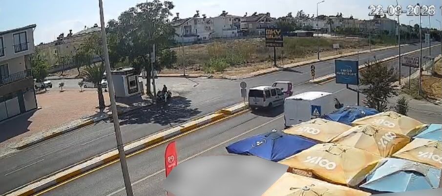 Antalya'da 3 Tekerlekli Motosiklet İle Araç Çarpıştı! Kaza Kamerada