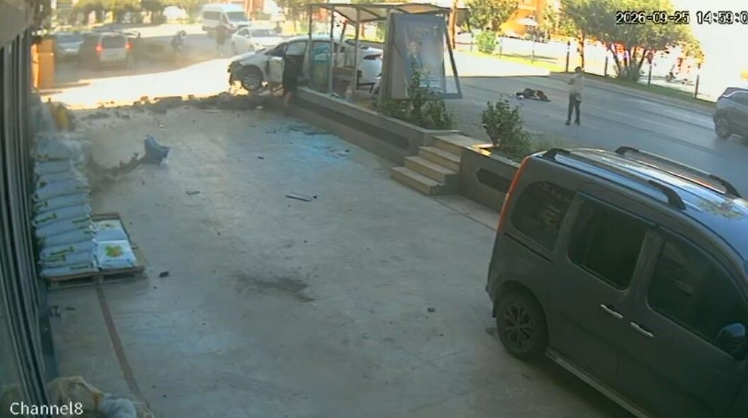 Antalya’da Otomobil Önce Tıp Öğrencisine Çarptı Sonra Otobüs Durağına Daldı (1)-1