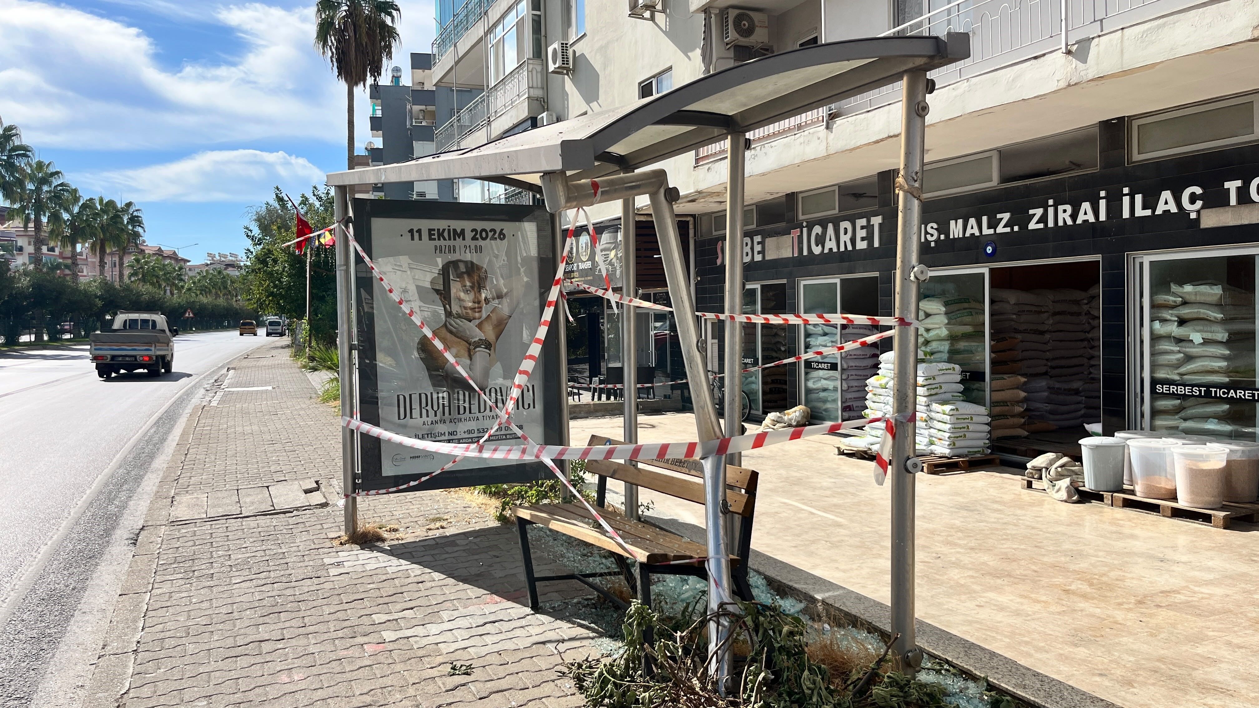 Antalya’da Otomobil Önce Tıp Öğrencisine Çarptı Sonra Otobüs Durağına Daldı (2)