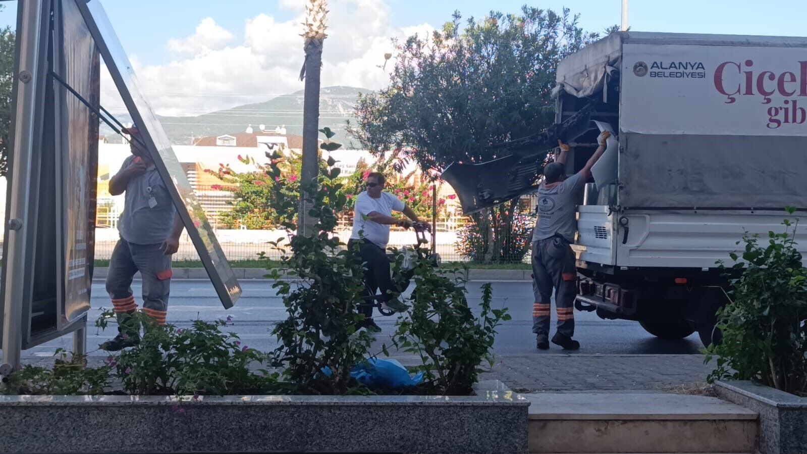 Antalya’da Otomobil Önce Tıp Öğrencisine Çarptı Sonra Otobüs Durağına Daldı (3)
