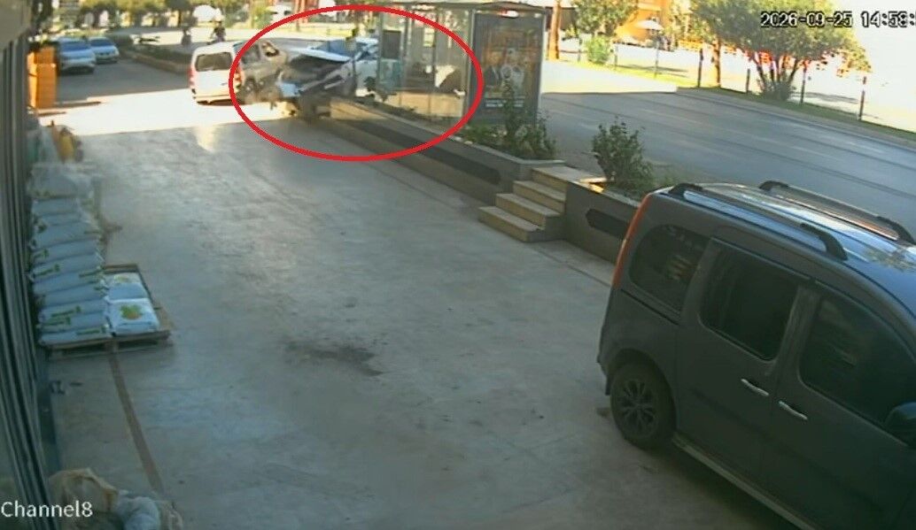 Antalya’da Otomobil Önce Tıp Öğrencisine Çarptı Sonra Otobüs Durağına Daldı (4)