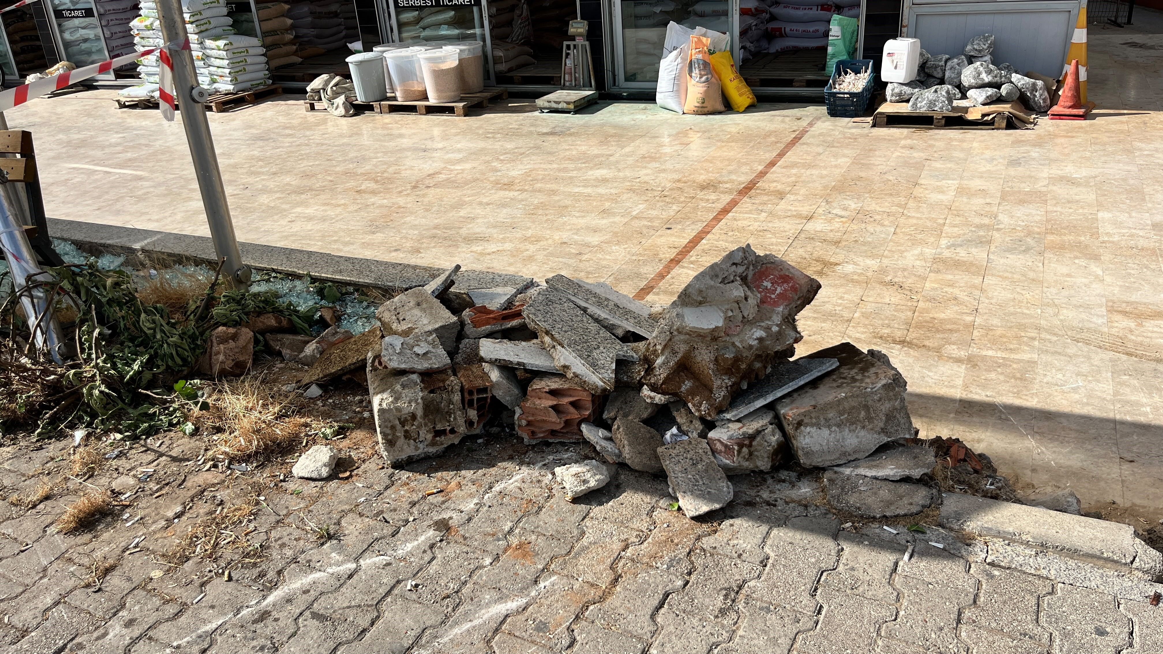 Antalya’da Otomobil Önce Tıp Öğrencisine Çarptı Sonra Otobüs Durağına Daldı (6)