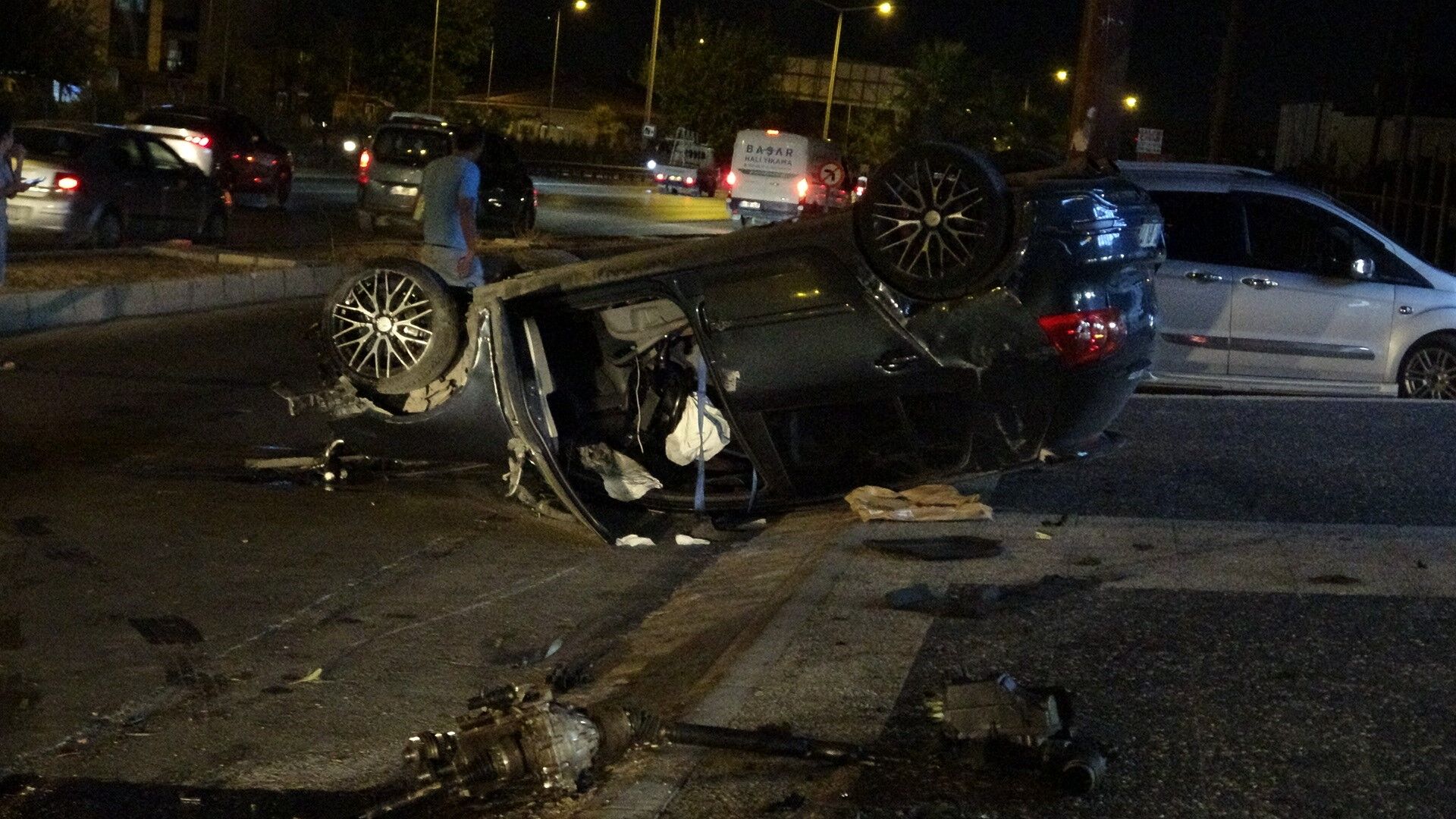 Antalya’da Otomobil Takla Attı, Motoru Yola Fırladı! 2 Kişi Yaralandı (1)
